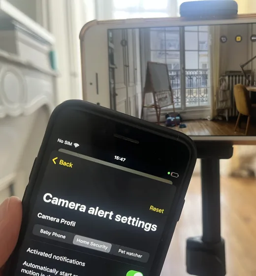Un vecchio telefono su un treppiede come telecamera, con il telefono ricevitore davanti