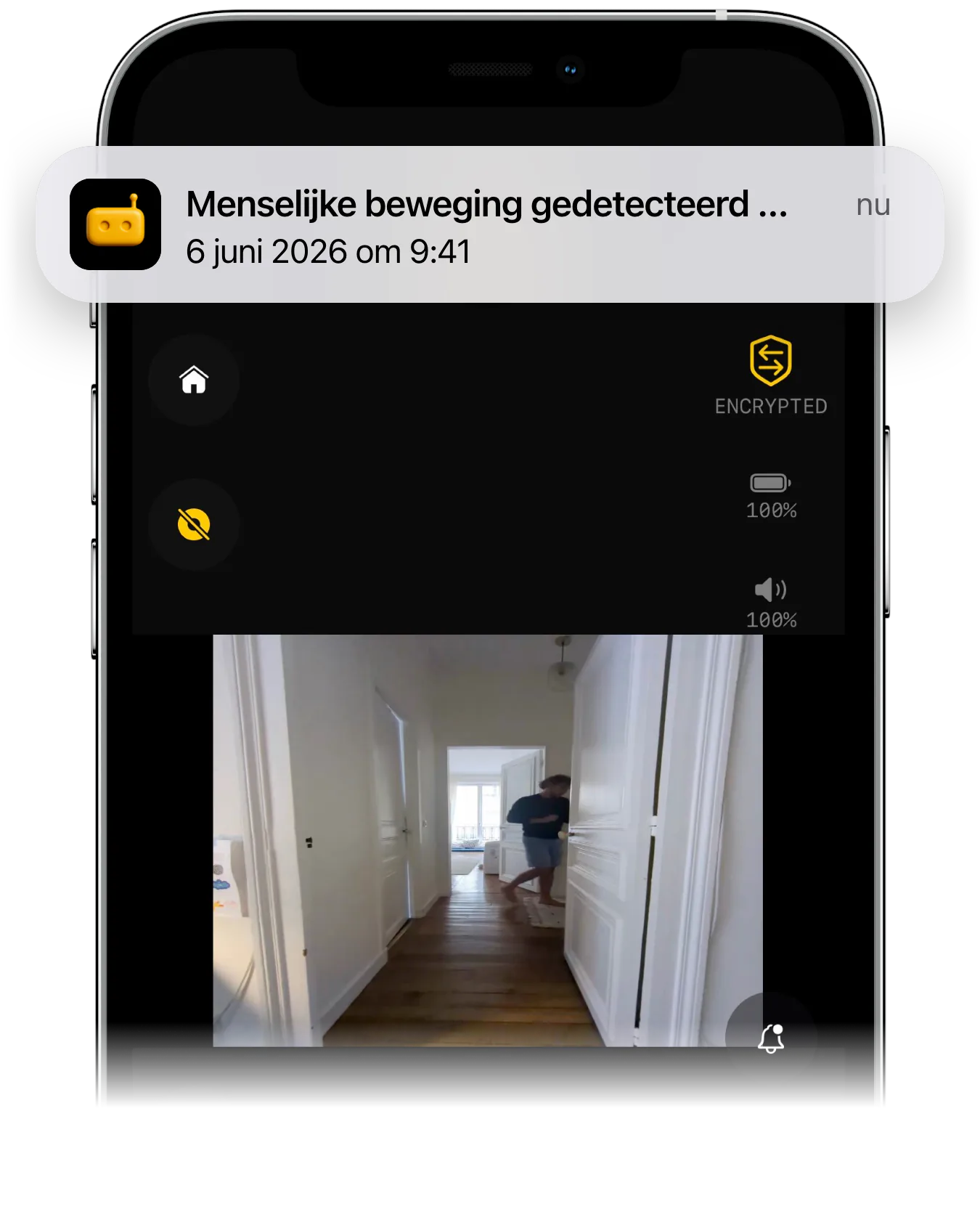 De RECAM-app op de telefoon in je hand met een persoonsdetectiemelding van een oude telefoon die dienstdoet als beveiligingscamera