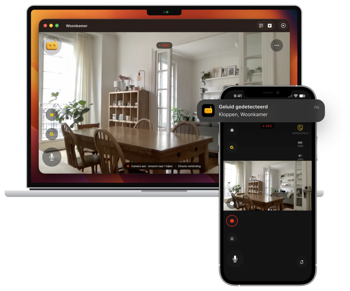 RECAM op een MacBook die als camera een woonkamer filmt, terwijl een iPhone hetzelfde livebeeld toont onder de melding “Geluid gedetecteerd: Kloppen, Woonkamer”